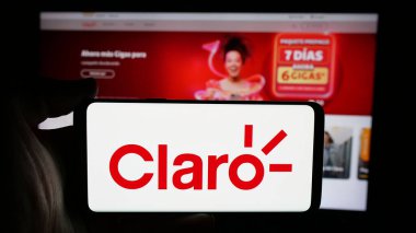 Stuttgart, Almanya - 04-09-2025: Telekomünikasyon şirketi Claro Ecuado 'nun logosunun bulunduğu cep telefonu web sayfası önünde ekranda. Telefon ekranına odaklan.