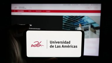 Stuttgart, Almanya - 04-09-2025: Üniversite Universidad de las Americas (UDLA) logosu olan cep telefonu web sayfası önünde ekranda. Telefon ekranına odaklan.