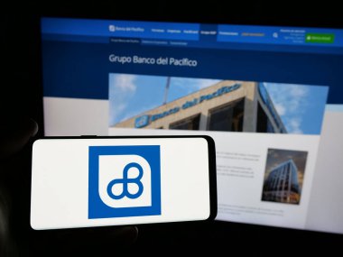 Stuttgart, Almanya - 04-09-2025: Ekvador 'lu bankacılık şirketi Banco del Pacifico' nun logosunu taşıyan kişi web sitesinin önünde ekranda. Telefon ekranına odaklan.