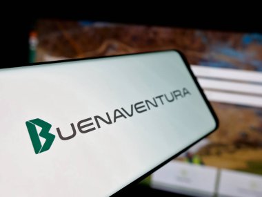 Stuttgart, Almanya - 04-09-2025: Compania de Minas Buenaventura S.A.A. şirketinin logosuna sahip akıllı telefon Web sitesinin önünde ekranda. Telefon ekranının soluna odaklan.