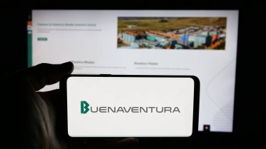 Stuttgart, Almanya - 04-09-2025: Compania de Minas Buenaventura S.A.A. şirketinin logosuna sahip kişi Web sayfasının önünde ekranda. Telefon ekranına odaklan.