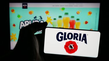 Stuttgart, Almanya - 04-09-2025: Perulu mandıra şirketi Gloria S.A. 'nın logosunun bulunduğu cep telefonu web sayfasının önünde duruyor. Telefon ekranına odaklan.
