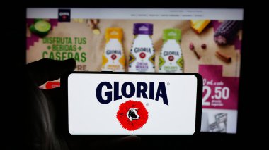 Stuttgart, Almanya - 04-09-2025: Perulu mandıra şirketi Gloria S.A. 'nın logosunun bulunduğu cep telefonu web sitesinin önünde ekranda. Telefon ekranına odaklan.