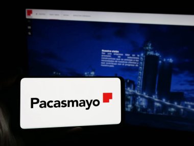 Stuttgart, Almanya - 04-09-2025: Perulu Cementos Pacasmayo S.A.A. şirketinin logosunu taşıyan kişi Web sitesinin önünde ekranda. Telefon ekranına odaklan.