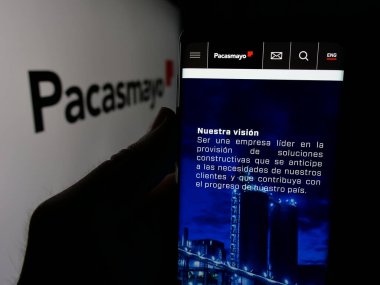 Stuttgart, Almanya - 04-09-2025: Perulu Cementos Pacasmayo S.A.A. şirketinin web sitesi ile akıllı telefon sahibi olan kişi Ekranda logonun önünde. Telefon ekranının merkezine odaklan.