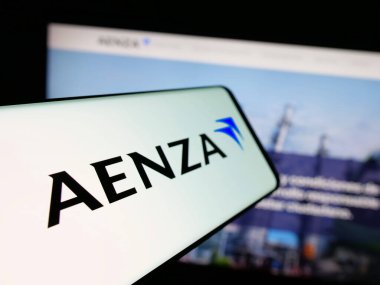 Stuttgart, Almanya - 04-09-2025: Perulu emlak şirketi Aenza S.A.A. logolu akıllı telefon Web sitesinin önünde ekranda. Telefon ekranının soluna odaklan.