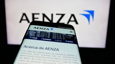 Stuttgart, Almanya - 04-09-2025: Perulu emlak şirketi Aenza S.A.A. 'nın web sayfası ile cep telefonu Ekranda logonun önünde. Telefon ekranının sol üst kısmına odaklan.