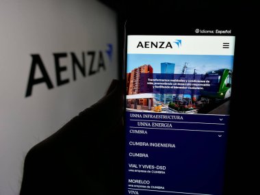 Stuttgart, Almanya - 04-09-2025: Perulu emlak şirketi Aenza S.A.A. 'nın web sitesi ile akıllı telefon sahibi olan kişi Ekranda logonun önünde. Telefon ekranının merkezine odaklan.