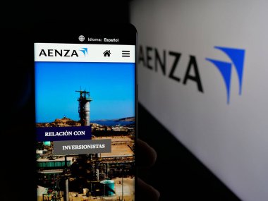 Stuttgart, Almanya - 04-09-2025: Perulu emlak şirketi Aenza S.A.A. 'nın internet sayfası ile cep telefonu tutan kişi Ekranda logonun önünde. Telefon ekranının merkezine odaklan.