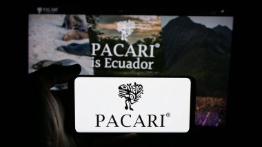 Stuttgart, Almanya - 04-09-2025: Ekvador 'lu şirket Pacari Chocolate' nın logosunun bulunduğu cep telefonu web sayfası önünde duruyor. Telefon ekranına odaklan.