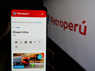 Stuttgart, Almanya - 04-09-2025: Logo önündeki ekranda Petroleos del Peru S.A. (Petroperu) şirketinin web sayfası bulunan kişi. Telefon ekranının merkezine odaklan.