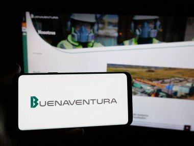 Stuttgart, Almanya - 04-09-2025: Compania de Minas Buenaventura S.A.A. şirketinin logosunu taşıyan kişi Web sitesinin önünde ekranda. Telefon ekranına odaklan.