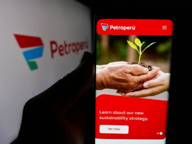 Stuttgart, Almanya - 04-09-2025: Logonun önünde Petroleos del Peru S.A. (Petroperu) adlı şirketin web sitesi bulunan kişi görülüyor. Telefon ekranının merkezine odaklan.