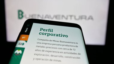 Stuttgart, Almanya - 04-09-2025: Compania de Minas Buenaventura S.A.A. şirketinin web sayfası ile cep telefonu Ekranda logonun önünde. Telefon ekranının sol üst kısmına odaklan.