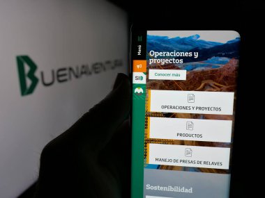 Stuttgart, Almanya - 04-09-2025: Compania de Minas Buenaventura S.A.A. şirketinin internet sayfası ile cep telefonu tutan kişi Ekranda logonun önünde. Telefon ekranının merkezine odaklan.