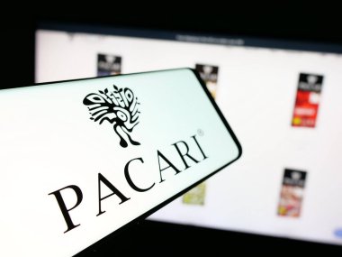 Stuttgart, Almanya - 04-09-2025: Ekvador 'lu şirket Pacari Chocolate' nın logosuna sahip akıllı telefon web sitesinin önünde ekranda. Telefon ekranının merkez soluna odaklan.