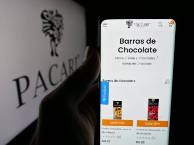 Stuttgart, Almanya - 04-09-2025: Ekvador 'lu şirket Pacari Chocolate' nın web sayfası olan cep telefonu logosu önünde ekranda. Telefon ekranının merkezine odaklan.