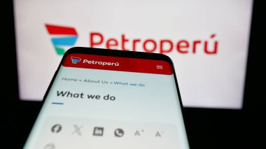 Stuttgart, Almanya - 04-09-2025: Petroleos del Peru S.A. (Petroperu) şirketinin web sayfası logonun önünde ekranda. Telefon ekranının sol üst kısmına odaklan.
