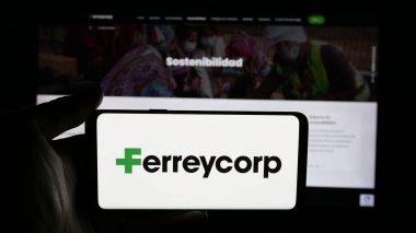 Stuttgart, Almanya - 04-17-2025: Perulu makine şirketi Ferreycorp S.A.A. logosu olan kişi Web sayfasının önünde ekranda. Telefon ekranına odaklan.