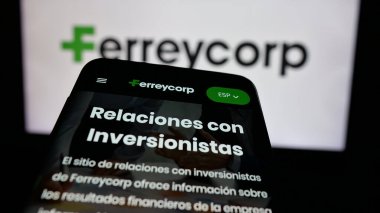 Stuttgart, Almanya - 04-17-2025: Perulu makine şirketi Ferreycorp S.A.A. web sayfası ile cep telefonu Ekranda logonun önünde. Telefon ekranının sol üst kısmına odaklan.