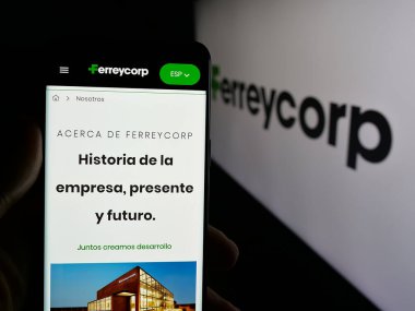 Stuttgart, Almanya - 04-17-2025: Perulu makine şirketi Ferreycorp S.A.A. 'nın web sitesi ile akıllı telefonu elinde tutan kişi Ekranda logonun önünde. Telefon ekranının merkezine odaklan.