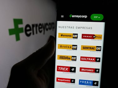 Stuttgart, Almanya - 04-17-2025: Perulu makine şirketi Ferreycorp S.A.A. 'nın web sayfası ile cep telefonu tutan kişi Ekranda logonun önünde. Telefon ekranının merkezine odaklan.