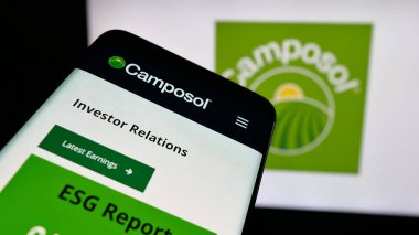 Stuttgart, Almanya - 04-17-2025: Perulu tarım şirketi Camposol S.A. 'nın web sayfası logonun önünde. Telefon ekranının sol üst kısmına odaklan.