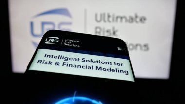 Stuttgart, Almanya - 04-17-2025: ABD 'li Ultimate Risk Solutions (URS) şirketinin web sayfası logo önünde ekranda. Telefon ekranının sol üst kısmına odaklan.