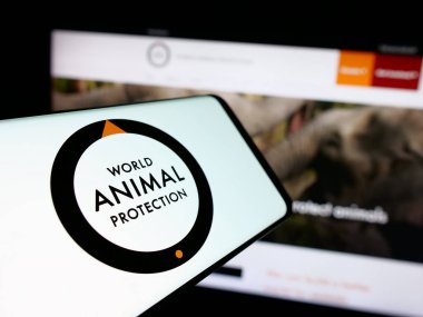 Stuttgart, Almanya - 04-17-2025: İnternet sitesi önünde ekranda, İngiliz Dünya Hayvanları Koruma Örgütü logosu bulunan akıllı telefon. Telefon ekranının merkezine odaklan.
