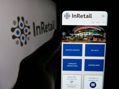 Stuttgart, Almanya - 04-17-2025: Perakende Peru Şirketi 'nin web sitesi ile akıllı telefonu olan kişi logonun önünde ekranda. Telefon ekranının merkezine odaklan.