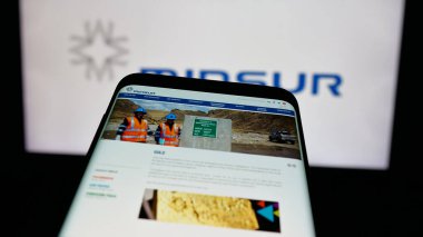 Stuttgart, Almanya - 04-17-2025: Perulu maden şirketi Minsur S.A. 'nın web sayfası logonun önünde ekranda. Telefon ekranının sol üst kısmına odaklan.