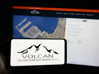Stuttgart, Almanya - 04-17-2025: Madencilik şirketi Volcan Compania Minera S.A.A. 'nın logosunu taşıyan kişi Web sitesinin önünde ekranda. Telefon ekranına odaklan.
