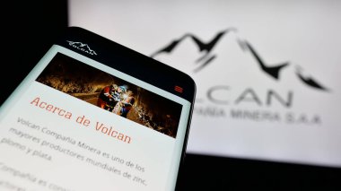 Stuttgart, Almanya - 04-17-2025: Maden şirketi Volcan Compania Minera S.A.A. 'nın web sayfası ile cep telefonu Ekranda logonun önünde. Telefon ekranının sol üst kısmına odaklan.
