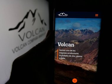 Stuttgart, Almanya - 04-17-2025: Madencilik şirketi Volcan Compania Minera S.A.A. 'nın web sitesi ile akıllı telefon taşıyan kişi Ekranda logonun önünde. Telefon ekranının merkezine odaklan.