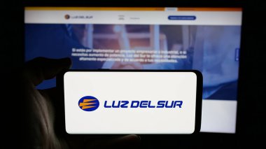 Stuttgart, Almanya - 04-17-2025: Perulu enerji şirketi Luz del Sur S.A.A. logosu olan kişi Web sayfasının önünde ekranda. Telefon ekranına odaklan.
