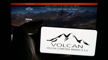 Stuttgart, Almanya - 04-17-2025: Maden şirketi Volcan Compania Minera S.A.A. logosu olan cep telefonu sahibi kişi Web sayfasının önünde ekranda. Telefon ekranına odaklan.