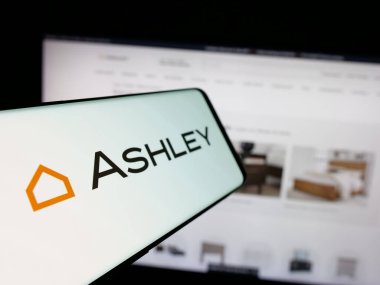Stuttgart, Almanya - 04-17-2025: ABD 'li Ashley Mobilya Endüstrisi' nin logolu akıllı telefon web sitesi önünde ekranda. Telefon ekranının merkez soluna odaklan.