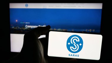 Stuttgart, Almanya - 04-17-2025: İtalyan petrol şirketi Saras S.P.A. 'nın logosunun bulunduğu cep telefonu web sayfasının önünde ekranda. Telefon ekranına odaklan.