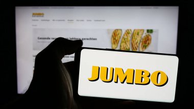 Stuttgart, Almanya - 04-17-2025: Hollandalı şirket Koninklijke Jumbo Food Groep 'in logosunun bulunduğu cep telefonu web sayfası önünde ekranda. Telefon ekranına odaklan.