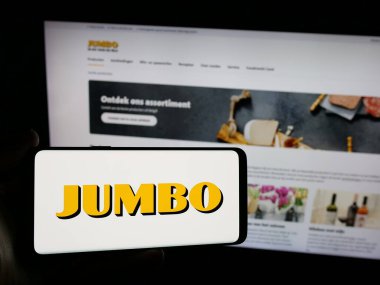 Stuttgart, Almanya - 04-17-2025: Hollandalı şirket Koninklijke Jumbo Food Groep 'in logosunun bulunduğu akıllı telefon web sitesi önünde ekranda. Telefon ekranına odaklan.