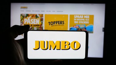 Stuttgart, Almanya - 04-17-2025: Hollandalı şirket Koninklijke Jumbo Food Groep 'in logosunun bulunduğu cep telefonu web sayfası önünde ekranda. Telefon ekranına odaklan.