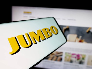 Stuttgart, Almanya - 04-17-2025: Hollandalı şirket Koninklijke Jumbo Food Groep 'in logosuna sahip akıllı telefon web sitesinin önünde ekranda. Telefon ekranının merkez soluna odaklan.