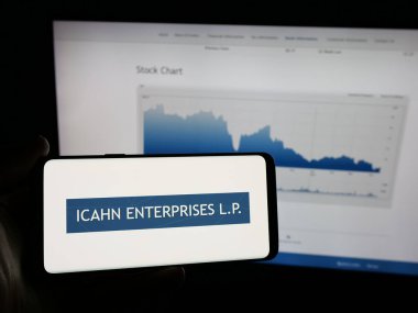 Stuttgart, Almanya - 04-17-2025: ABD 'li yatırım şirketi Icahn Enterprises L.P.' nin logosunun bulunduğu akıllı telefon web sitesinin önünde ekranda. Telefon ekranına odaklan.
