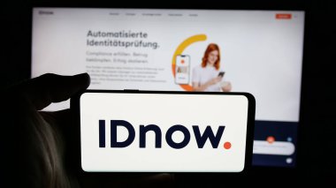 Stuttgart, Almanya - 04-17-2025: Kimlik doğrulama şirketi IDnow GmbH logosuna sahip cep telefonu web sayfasının önünde ekranda. Telefon ekranına odaklan.