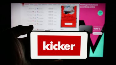 Stuttgart, Almanya - 04-17-2025: Alman futbol ve spor dergisi Kicker 'ın logosunun bulunduğu cep telefonu web sayfası önünde ekranda. Telefon ekranına odaklan.
