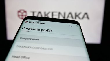 Stuttgart, Almanya - 04-24-2025: İnşaat şirketi Takenaka Corporation 'ın web sayfası logonun önünde ekranda. Telefon ekranının sol üst kısmına odaklan.