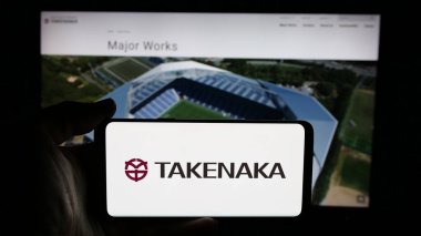 Stuttgart, Almanya - 04-24-2025: İnşaat şirketi Takenaka Corporation 'ın logosunun bulunduğu cep telefonu web sayfası önünde ekranda. Telefon ekranına odaklan.