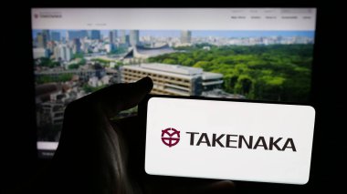 Stuttgart, Almanya - 04-24-2025: İnşaat şirketi Takenaka Corporation 'ın logosunun bulunduğu cep telefonu web sayfası önünde ekranda. Telefon ekranına odaklan.