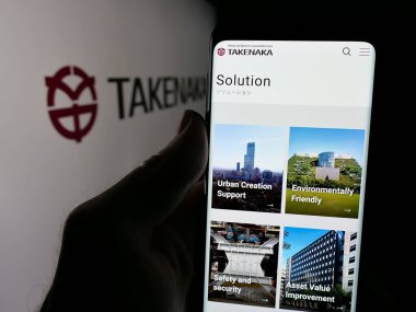 Stuttgart, Almanya - 04-24-2025: İnşaat şirketi Takenaka Corporation 'ın web sayfası olan cep telefonu logosu önünde ekranda. Telefon ekranının merkezine odaklan.