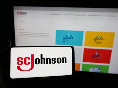Stuttgart, Almanya - 04-24-2025: ABD 'li kimya şirketi S. C. Johnson Son Inc.' in logosunu taşıyan kişi web sitesinin önünde ekranda. Telefon ekranına odaklan.